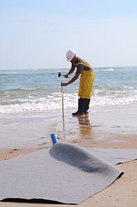 Ultratech 5206 Oil Blanket, Surf Model 10' W X 5'L, Two 25' Tethers And Two 36" Wooden Stakes