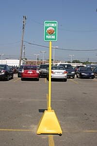 Vestil Pysb-W-Y Low Density Polyethylene Plastic Pyramid Sign Base With Steel Pole And Wheels 22" X 22" X 98", Yellow